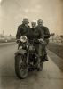 Oma, Opa en Lieschen op de motor.